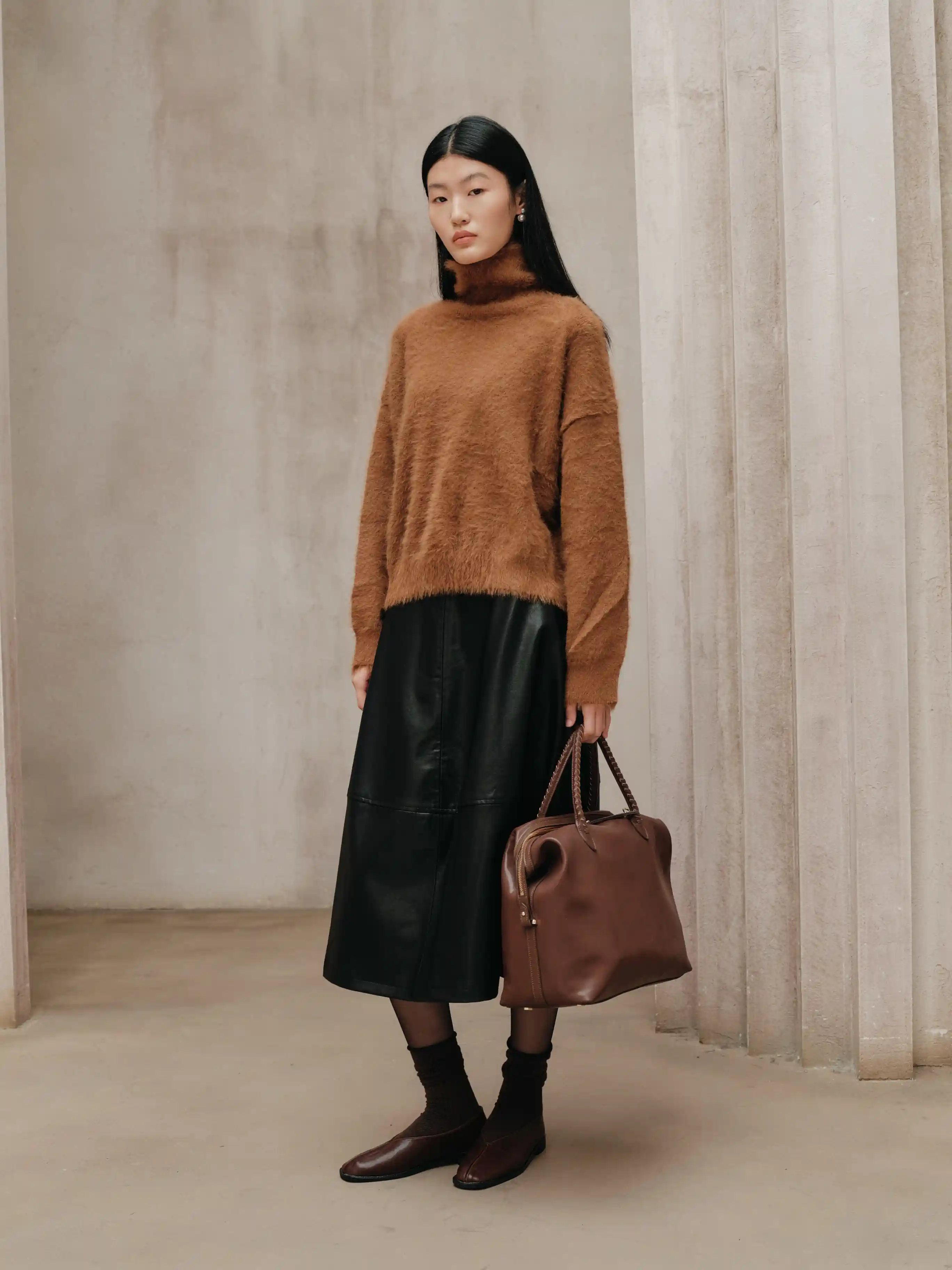 Alma Handbag Indoor 1