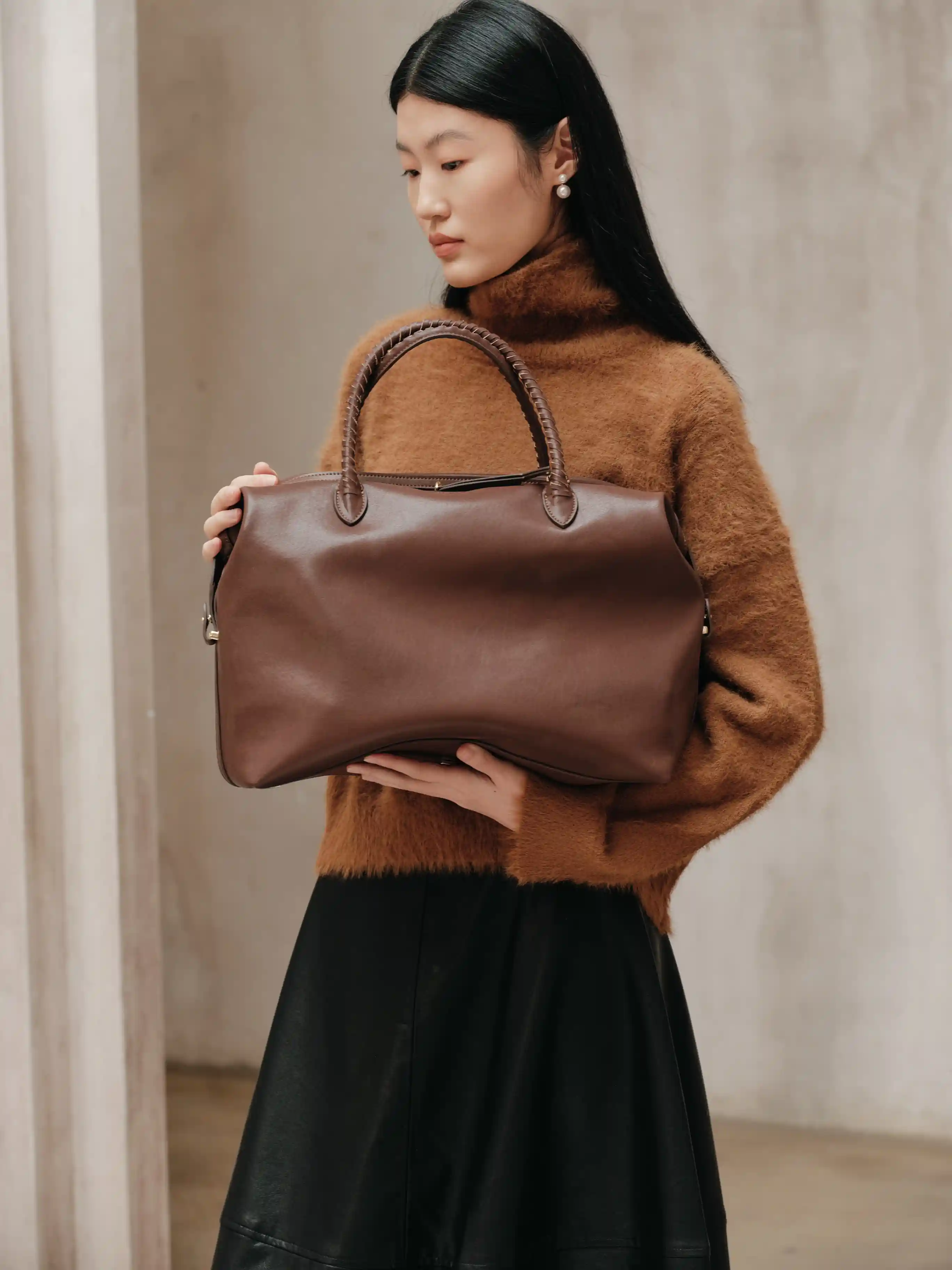 Alma Handbag Indoor 6